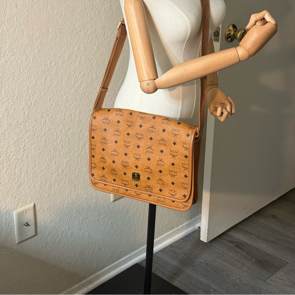 UNUSED UNISEX AUTHENTIC MCM COGNAC
Visetos Klassik Messenger Bag - Picture 16 of 16